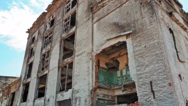解体のための古い工業用建物 放棄された建物の外観 空中風景 — ストック動画