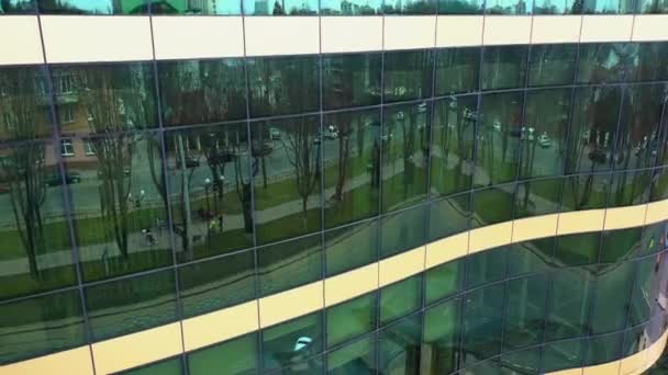 Exterior Del Moderno Edificio Cristal Que Refleja Paisaje Urbano Plano — Vídeo de stock