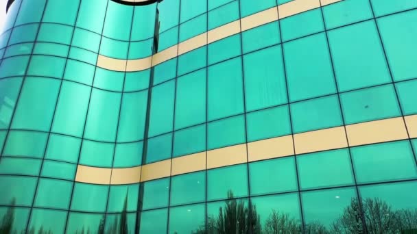 Foto Aérea Las Ventanas Modernas Del Edificio Oficinas Que Reflejan — Vídeos de Stock