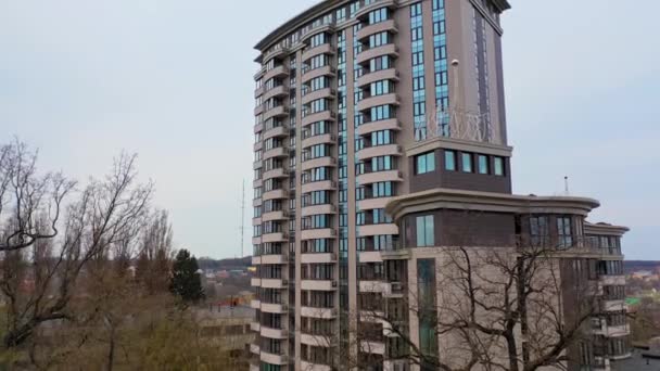 外の街の新しい多階建ての建物 美しい近代的な高層公共住宅のアパート カメラが前に進む — ストック動画