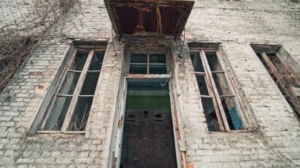 Elhagyott Épület Törött Ablakokkal Háborúban Sérült Téglás Háromemeletes Épület Odakint — Stock videók