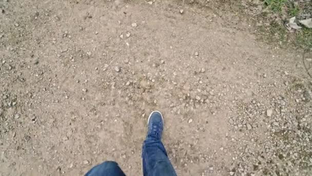 Piernas Hombre Jeans Zapatillas Caminando Por Lugar Sucio Con Montón — Vídeos de Stock