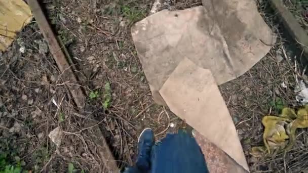 Las Piernas Del Hombre Caminando Suelo Sucio Con Mucha Basura — Vídeo de stock