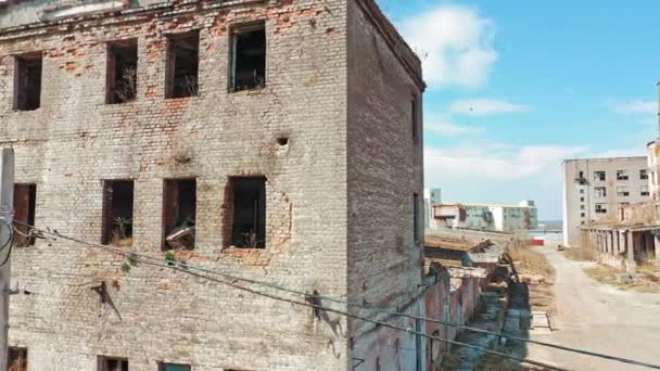 外の窓や屋根のない廃墟の建物 街の荒涼とした部分に壊れた建物の外観 — ストック動画