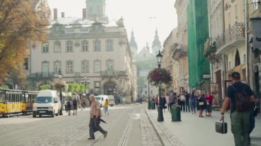 Eski şehir Lviv 'in merkez caddesi, Ukrayna. Birçok turist eski bir kasabayı gezerek kaldırımda yürüyor..