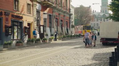 Ukrayna 'daki Lviv şehrinin eski bir parçası. Eski binaları, tramvayı ve sokaktaki insanlarla dolu. Turistler ve eski ulaşım araçlarıyla Avrupa 'nın dar tarihi caddeleri.