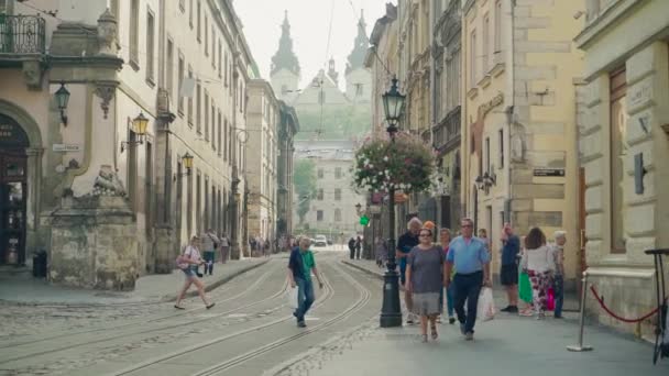 Central City Street Med Antika Byggnader Och Turister Som Går — Stockvideo