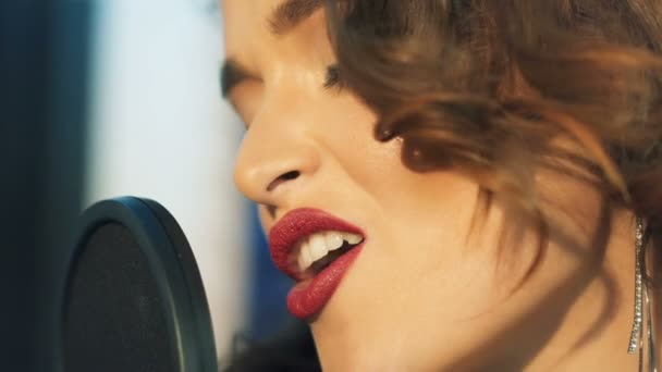 Perfil Cara Una Hermosa Chica Con Maquillaje Perfecto Cantando Estudio — Vídeos de Stock