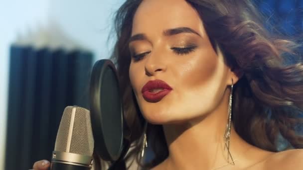Piękna Kobieca Twarz Śpiewająca Studio Dźwiękowym Młody Piosenkarz Doskonałym Makijażem — Wideo stockowe