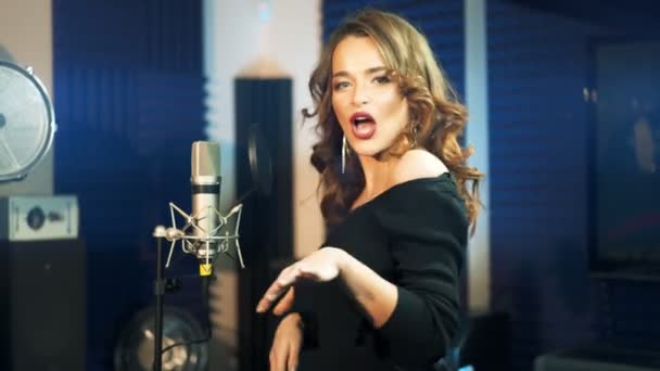 스튜디오에 아름다운 가수의 반쪽짜리 파일이야 매력적 이전문 마이크로폰 노래를 부르며 — 비디오
