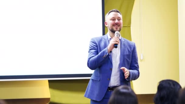 Conférencier Souriant Homme Répondant Aux Questions Pendant Conférence Rencontre Séminaire — Video