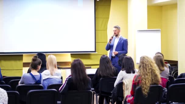 Audiência Mulheres Ouvindo Palestra Uma Educadora Bonita Sala Conferências Orador — Vídeo de Stock