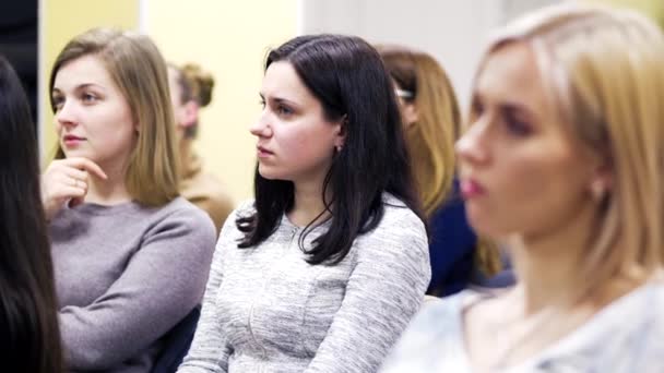 Jovens Mulheres Estão Sentadas Sala Conferências Ouvem Orador Pessoas Interessadas — Vídeo de Stock