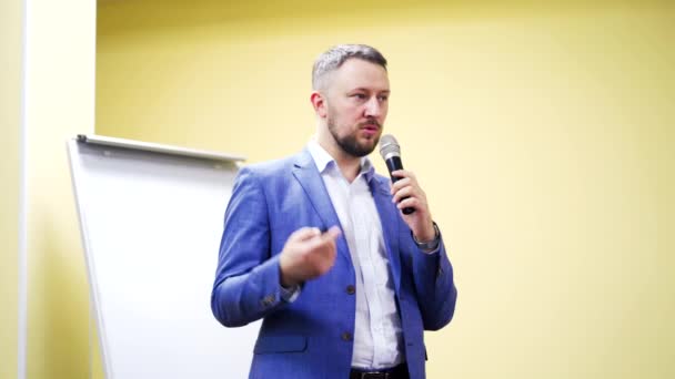 Empresário Terno Elegante Explicando Palestra Sala Conferências Belo Altifalante Masculino — Vídeo de Stock