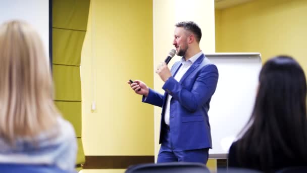 Orador Sexo Masculino Realiza Discurso Sorrindo Para Público Reunião Conferência — Vídeo de Stock