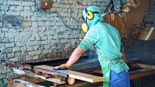 Trabajador Uniforme Con Máscara Protectora Pone Losa Piedra Grande Máquina — Vídeos de Stock