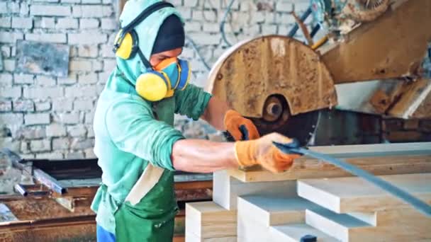 Hombre Uniforme Protector Mide Las Losas Piedra Fábrica Losas Piedra — Vídeos de Stock