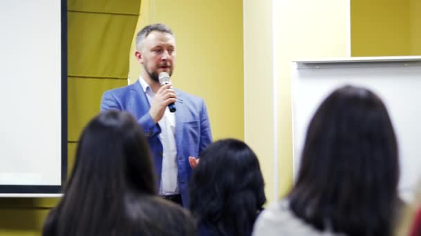 Président Sur Podium Des Gens Dans Salle Conférence Vue Arrière — Video