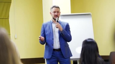 İş adamı meslektaşlarına sunum yapıyor.