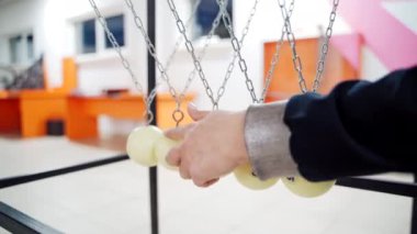 Newton 'un beşiği hareket halindeki fizik kanunlarını gösteriyor. Bilim ve Newton Sarkaçları Müzesi