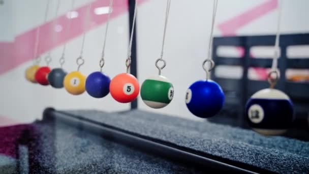 平衡牛顿摇篮里的球 科学博物馆 — 图库视频影像