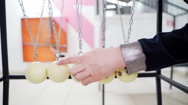 Berço Newton Mostra Leis Física Movimento Museu Ciência Pêndulo Newton — Vídeo de Stock