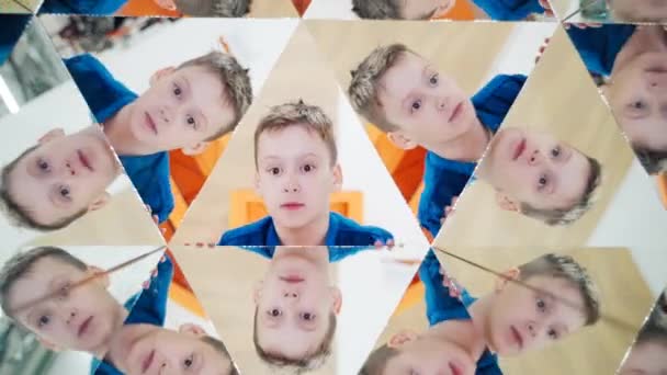 Gyerek Egy Kaleidoszkóp Alagútban Pillantás Végtelenbe — Stock videók