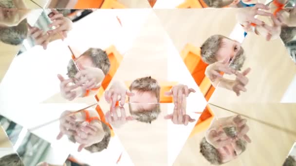 Güzel Bir Çocuğun Soyut Montajı Caleidoscope Daki Çocuk — Stok video