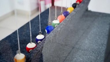 Newton 'un beşiği hareket halindeki fizik kanunlarını gösteriyor. Bilim Müzesi