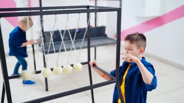 Niños Centro Ciencias Experimentando Con Cuna Newton Concepto Física Museo — Vídeos de Stock