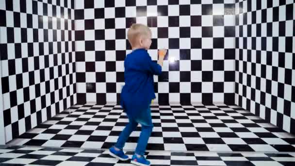 Glücklicher Junge Beim Springen Der Junge Science Center — Stockvideo