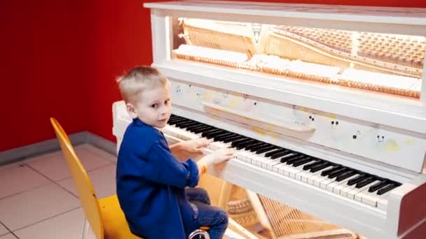 Rapaz Toca Piano Hild Princípio Estudo Piano Experimentanium Science Museum — Vídeo de Stock