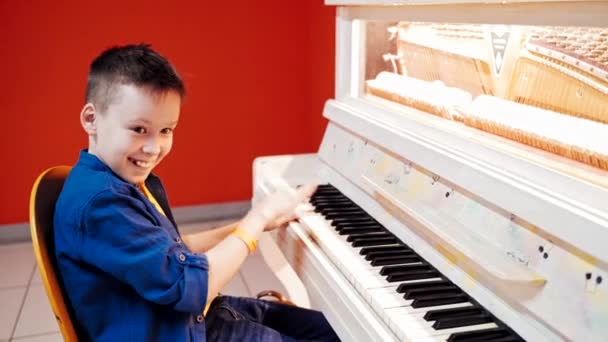 Ragazzo Che Suona Piano Come Funziona Pianoforte — Video Stock