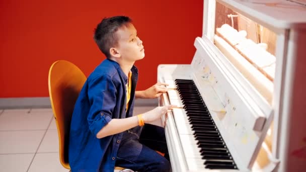 Rapaz Toca Piano Hild Princípio Estudo Piano Experimentanium Science Museum — Vídeo de Stock