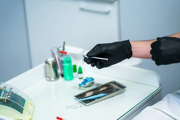 Tandheelkundige Inboedel Tafel Hand Van Mens Kiest Speciaal Gereedschap Voor — Stockfoto