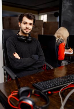 Web sitesi tasarım programlama ve kodlama teknolojileri. İş yerindeki adam bilgisayarın yanında. Yaratıcı Ofis