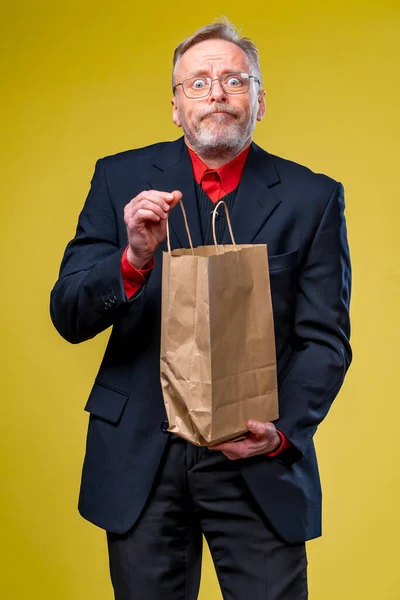 Concepto Responsabilidad Social Hombre Mano Sosteniendo Bolsa Papel Vacía Negar —  Fotos de Stock