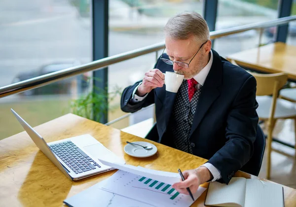 Starszy Biznesmen Nosi Białą Koszulę Pije Kawę Przy Laptopie Koncepcja — Zdjęcie stockowe