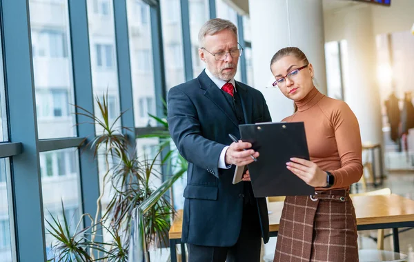 Starszy Biznesmen Podpisuje Kontrakt Asystentką Kobiety Koncepcja Pracowników Przedsiębiorstw — Zdjęcie stockowe