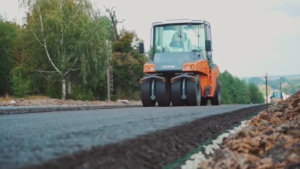 Modern Asfalt Paten Sonbaharda Yeni Bir Yol Yaparken Sıcak Asfalta — Stok video