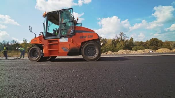 Máquina Rolo Laranja Pressionando Asfalto Quente Estrada Livre Trabalhadores Máquina — Vídeo de Stock