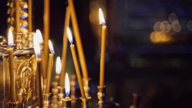 Kilisede yanan parlak mumlar. Soyut mum arkaplanı. Mum alevinin altın ışığı. Mum ışığı.