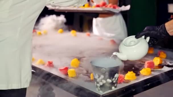 Şef Asistanı Dondurma Arkaplanına Buharla Meyve Koyuyorlar Sıvı Nitrojenle Lezzetli — Stok video