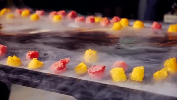 Холодный Десерт Сухим Ледяным Дымом Фоне Черного Мороженого Фруктами Желтый — стоковое видео