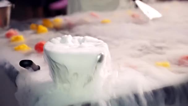 专业厨师正在通过添加液氮来制作冰淇淋 带有液氮的水桶中的白色蒸汽的背景下的美味水果冰淇淋 — 图库视频影像