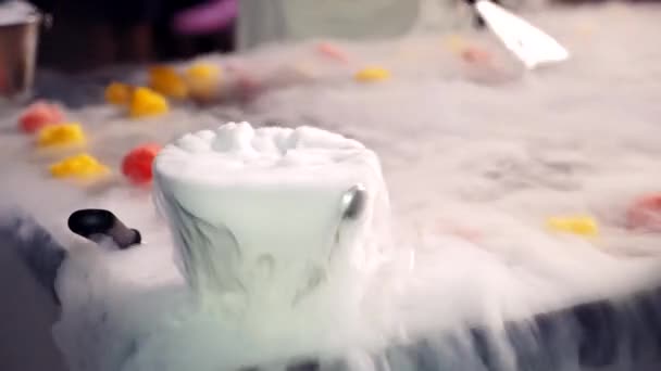 Chefs Profesionales Están Haciendo Helado Mediante Adición Nitrógeno Líquido Delicioso — Vídeo de stock