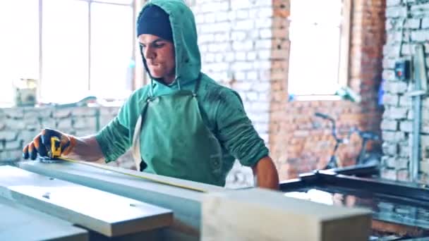 Mężczyzna Rękawiczkach Ochronnych Ubraniach Roboczych Pracownik Dokonuje Pomiaru Kamiennych Płyt — Wideo stockowe