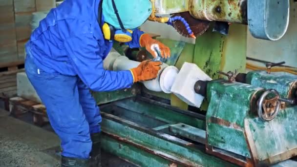 工人们正在工业机器上抛光石头 车间背景下工作服磨石工人 — 图库视频影像