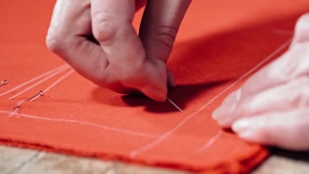 Mãos Femininas Trabalhador Qualificado Colocando Pino Tecido Pano Vermelho Com — Vídeo de Stock