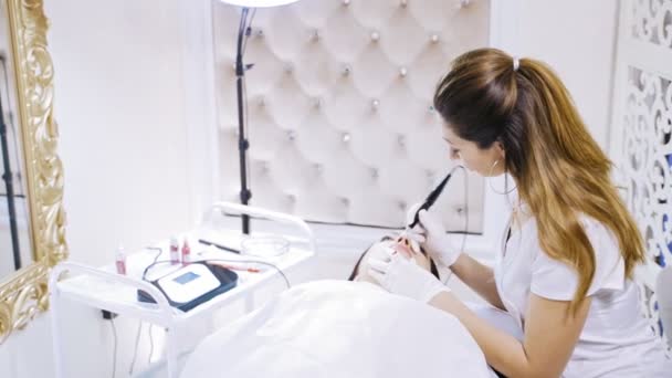 Jong Meisje Met Rode Lippen Permanente Make Micropigmentatie Professionele Cosmetoloog — Stockvideo